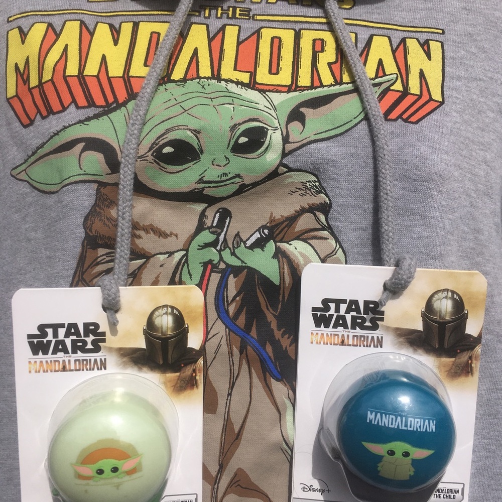 Star Wars The Mandalorian Baby Yoda Gray Sweatshirt Hoodie M Medium & 2 Lip Balm